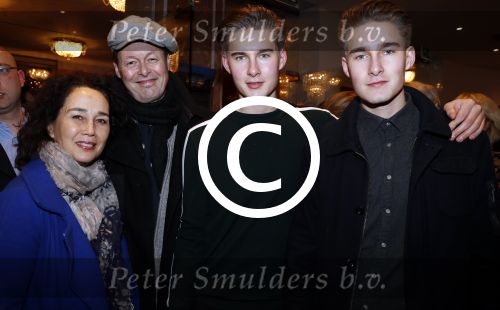 Amsterdam 21 december 2017
Premiere kerstcircus in Carre. Carel Kraayenhof met vrouw en zoons
