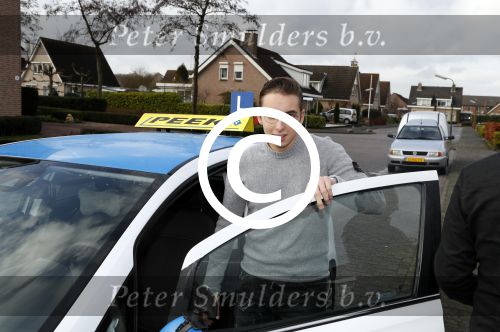 Fijnaart 27 december 2017
Christiaan Bauer heeft zijn eerste autorijles . Frans en Mariska zwwaaien hem uit.