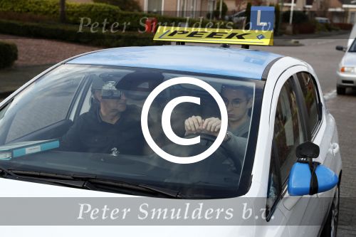 Fijnaart 27 december 2017
Christiaan Bauer heeft zijn eerste autorijles . Frans en Mariska zwwaaien hem uit.