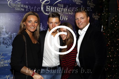 Amsterdam 24 december 2017
RTL kerst show in het ziggo dome. david en Ghitta Bijlsma met kinderen