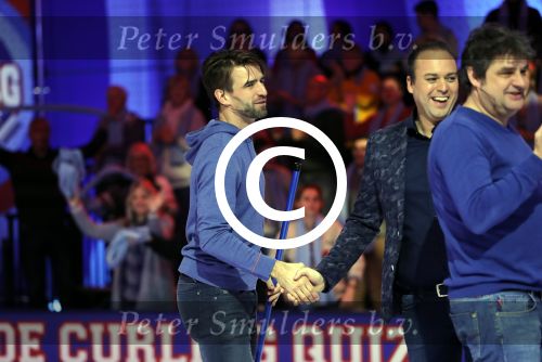 Aalsmeer 20 december 2017
Opnames de curling quiz met Frans Bauer Mark Tuitert Ellen Hoog Brace Sjoerd v Ramshorst Evert ten Napel Levi v Kempen Frank Lammers Sanne en Lieke Wevers. De opnames vinden plaats in de studio in Aalsmeer.