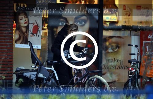 Amsterdam 15 december 2017
Doutzen Kroes winkelend op de beethovenstraat.