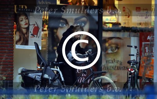 Amsterdam 15 december 2017
Doutzen Kroes winkelend op de beethovenstraat.