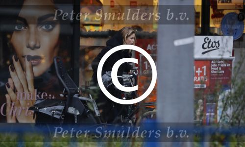 Amsterdam 15 december 2017
Doutzen Kroes winkelend op de beethovenstraat.