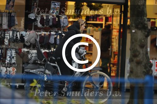Amsterdam 15 december 2017
Doutzen Kroes winkelend op de beethovenstraat.