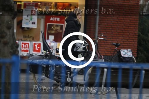 Amsterdam 15 december 2017
Doutzen Kroes winkelend op de beethovenstraat.