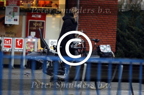Amsterdam 15 december 2017
Doutzen Kroes winkelend op de beethovenstraat.
