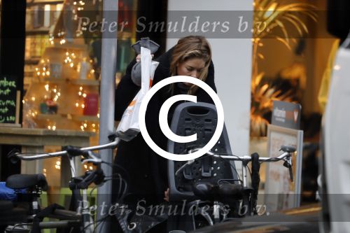 Amsterdam 15 december 2017
Doutzen Kroes winkelend op de beethovenstraat.