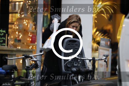 Amsterdam 15 december 2017
Doutzen Kroes winkelend op de beethovenstraat.