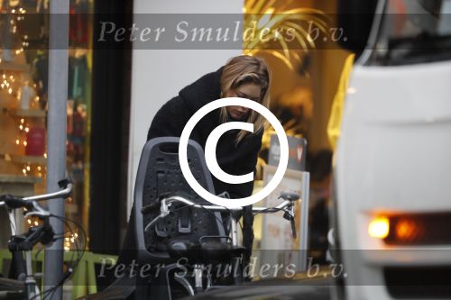 Amsterdam 15 december 2017
Doutzen Kroes winkelend op de beethovenstraat.