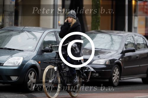 Amsterdam 15 december 2017
Doutzen Kroes winkelend op de beethovenstraat.
