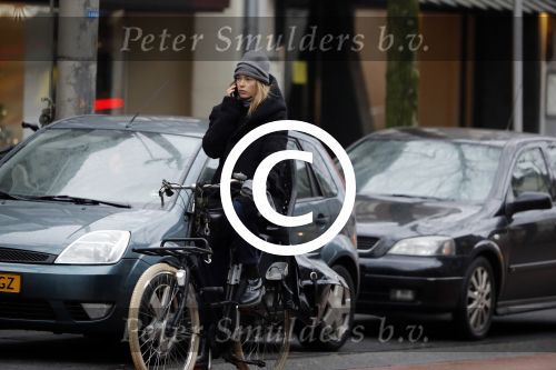 Amsterdam 15 december 2017
Doutzen Kroes winkelend op de beethovenstraat.