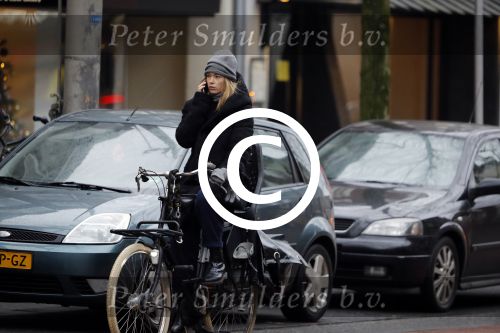 Amsterdam 15 december 2017
Doutzen Kroes winkelend op de beethovenstraat.