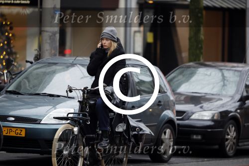 Amsterdam 15 december 2017
Doutzen Kroes winkelend op de beethovenstraat.