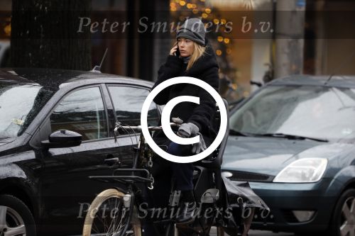 Amsterdam 15 december 2017
Doutzen Kroes winkelend op de beethovenstraat.
