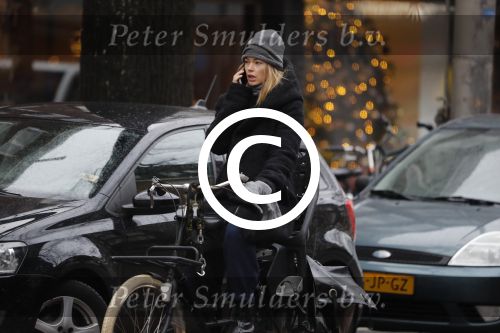 Amsterdam 15 december 2017
Doutzen Kroes winkelend op de beethovenstraat.