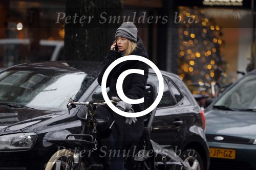 Amsterdam 15 december 2017
Doutzen Kroes winkelend op de beethovenstraat.