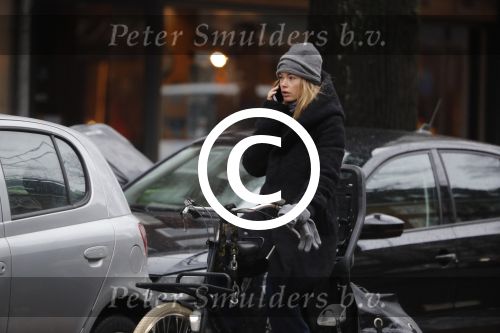 Amsterdam 15 december 2017
Doutzen Kroes winkelend op de beethovenstraat.