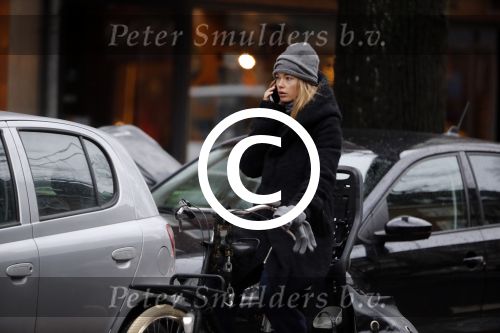 Amsterdam 15 december 2017
Doutzen Kroes winkelend op de beethovenstraat.