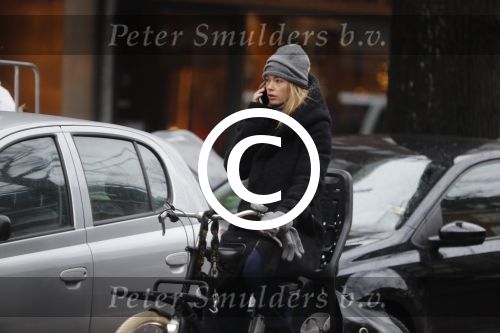 Amsterdam 15 december 2017
Doutzen Kroes winkelend op de beethovenstraat.