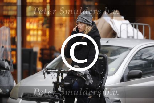 Amsterdam 15 december 2017
Doutzen Kroes winkelend op de beethovenstraat.