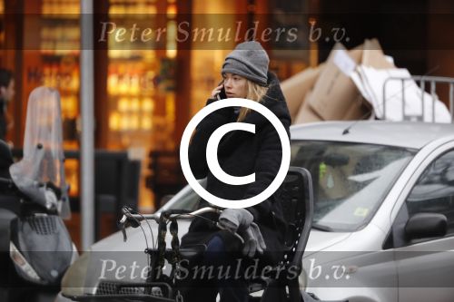 Amsterdam 15 december 2017
Doutzen Kroes winkelend op de beethovenstraat.