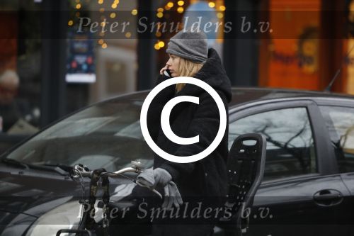 Amsterdam 15 december 2017
Doutzen Kroes winkelend op de beethovenstraat.