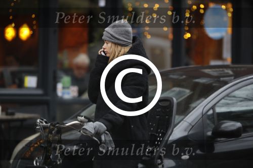 Amsterdam 15 december 2017
Doutzen Kroes winkelend op de beethovenstraat.