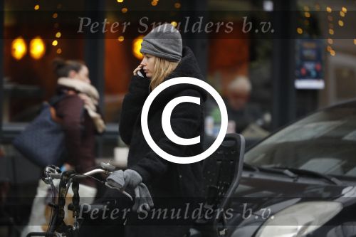 Amsterdam 15 december 2017
Doutzen Kroes winkelend op de beethovenstraat.