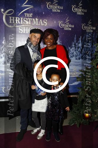 Amsterdam 24 december 2017
RTL kerst show in het ziggo dome. Tjeerd Oosterhuis met Edsilia Rombley en hun dochters