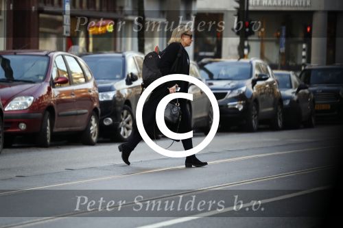 Amsterdam 22 december 2017 
Eva Jinek stapt in Taxi bij haar huis