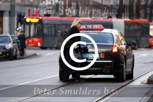 Amsterdam 22 december 2017 
Eva Jinek stapt in Taxi bij haar huis