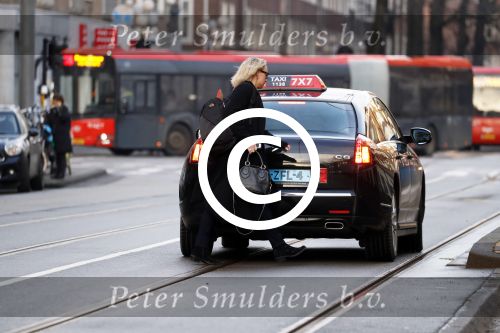 Amsterdam 22 december 2017 
Eva Jinek stapt in Taxi bij haar huis
