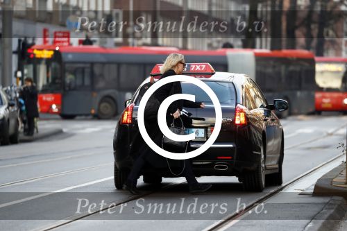Amsterdam 22 december 2017 
Eva Jinek stapt in Taxi bij haar huis