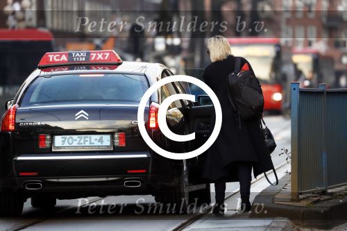 Amsterdam 22 december 2017 
Eva Jinek stapt in Taxi bij haar huis