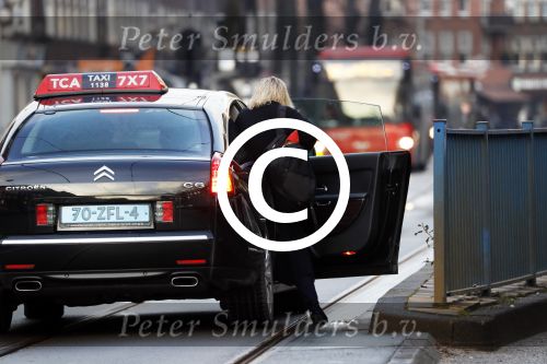 Amsterdam 22 december 2017 
Eva Jinek stapt in Taxi bij haar huis