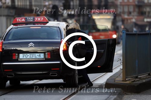 Amsterdam 22 december 2017 
Eva Jinek stapt in Taxi bij haar huis