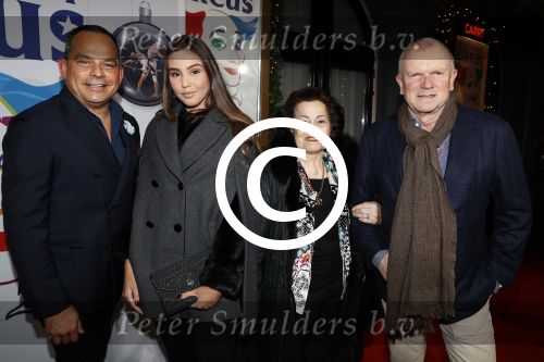 Amsterdam 21 december 2017
Premiere kerstcircus in Carre. Evert Santegoeds met vriend Robert Halewijn zijn schoonmoeder en nichtje