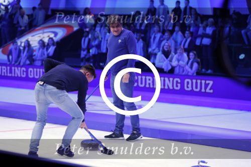 Aalsmeer 20 december 2017
Opnames de curling quiz met Frans Bauer Mark Tuitert Ellen Hoog Brace Sjoerd v Ramshorst Evert ten Napel Levi v Kempen Frank Lammers Sanne en Lieke Wevers. De opnames vinden plaats in de studio in Aalsmeer.