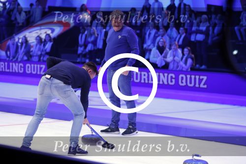 Aalsmeer 20 december 2017
Opnames de curling quiz met Frans Bauer Mark Tuitert Ellen Hoog Brace Sjoerd v Ramshorst Evert ten Napel Levi v Kempen Frank Lammers Sanne en Lieke Wevers. De opnames vinden plaats in de studio in Aalsmeer.
