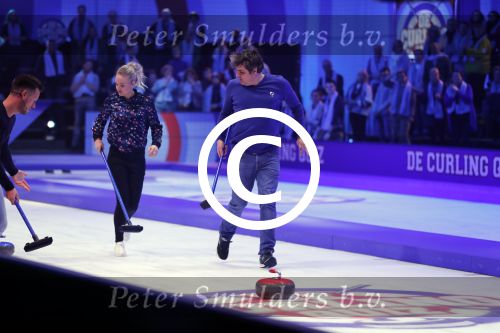 Aalsmeer 20 december 2017
Opnames de curling quiz met Frans Bauer Mark Tuitert Ellen Hoog Brace Sjoerd v Ramshorst Evert ten Napel Levi v Kempen Frank Lammers Sanne en Lieke Wevers. De opnames vinden plaats in de studio in Aalsmeer.