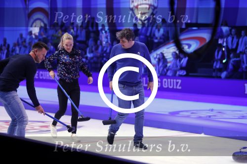 Aalsmeer 20 december 2017
Opnames de curling quiz met Frans Bauer Mark Tuitert Ellen Hoog Brace Sjoerd v Ramshorst Evert ten Napel Levi v Kempen Frank Lammers Sanne en Lieke Wevers. De opnames vinden plaats in de studio in Aalsmeer.