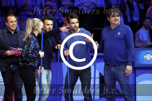 Aalsmeer 20 december 2017
Opnames de curling quiz met Frans Bauer Mark Tuitert Ellen Hoog Brace Sjoerd v Ramshorst Evert ten Napel Levi v Kempen Frank Lammers Sanne en Lieke Wevers. De opnames vinden plaats in de studio in Aalsmeer.