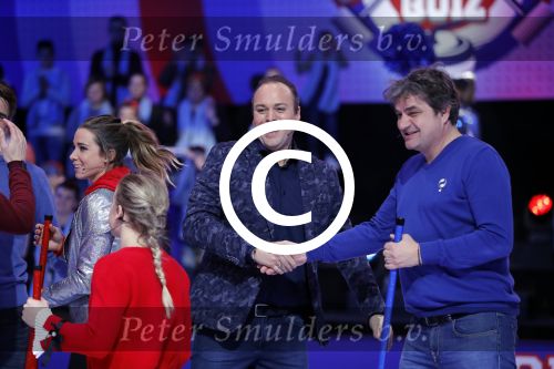 Aalsmeer 20 december 2017
Opnames de curling quiz met Frans Bauer Mark Tuitert Ellen Hoog Brace Sjoerd v Ramshorst Evert ten Napel Levi v Kempen Frank Lammers Sanne en Lieke Wevers. De opnames vinden plaats in de studio in Aalsmeer.