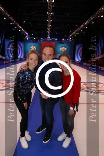 Aalsmeer 20 december 2017
Opnames de curling quiz met Frans Bauer Mark Tuitert Ellen Hoog Brace Sjoerd v Ramshorst Evert ten Napel Levi v Kempen Frank Lammers Sanne en Lieke Wevers. De opnames vinden plaats in de studio in Aalsmeer.