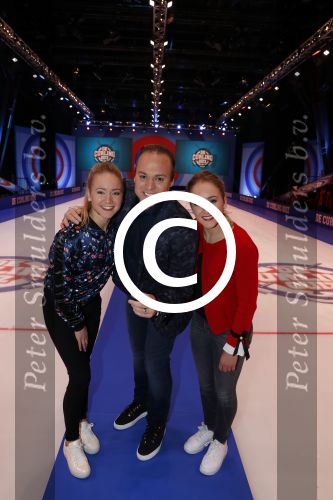 Aalsmeer 20 december 2017
Opnames de curling quiz met Frans Bauer Mark Tuitert Ellen Hoog Brace Sjoerd v Ramshorst Evert ten Napel Levi v Kempen Frank Lammers Sanne en Lieke Wevers. De opnames vinden plaats in de studio in Aalsmeer.
