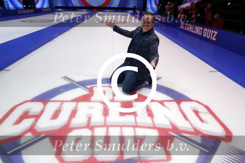 Aalsmeer 20 december 2017
Opnames de curling quiz met Frans Bauer Mark Tuitert Ellen Hoog Brace Sjoerd v Ramshorst Evert ten Napel Levi v Kempen Frank Lammers Sanne en Lieke Wevers. De opnames vinden plaats in de studio in Aalsmeer.