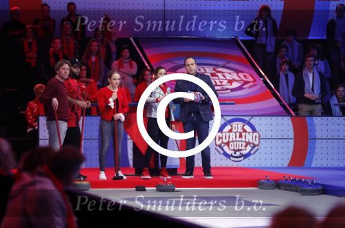 Aalsmeer 20 december 2017
Opnames de curling quiz met Frans Bauer Mark Tuitert Ellen Hoog Brace Sjoerd v Ramshorst Evert ten Napel Levi v Kempen Frank Lammers Sanne en Lieke Wevers. De opnames vinden plaats in de studio in Aalsmeer.