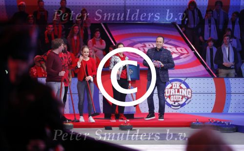 Aalsmeer 20 december 2017
Opnames de curling quiz met Frans Bauer Mark Tuitert Ellen Hoog Brace Sjoerd v Ramshorst Evert ten Napel Levi v Kempen Frank Lammers Sanne en Lieke Wevers. De opnames vinden plaats in de studio in Aalsmeer.