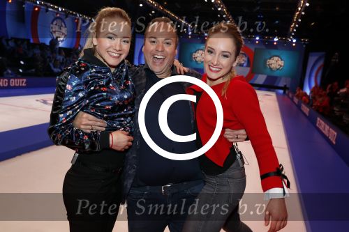 Aalsmeer 20 december 2017
Opnames de curling quiz met Frans Bauer Mark Tuitert Ellen Hoog Brace Sjoerd v Ramshorst Evert ten Napel Levi v Kempen Frank Lammers Sanne en Lieke Wevers. De opnames vinden plaats in de studio in Aalsmeer.